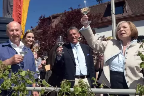 Dieses Jahr wird das Maifest in Maikammer nicht gefeiert. Das Bild entstand bei der Eröffnung 2016, in der Mitte Ortsbürgermeist