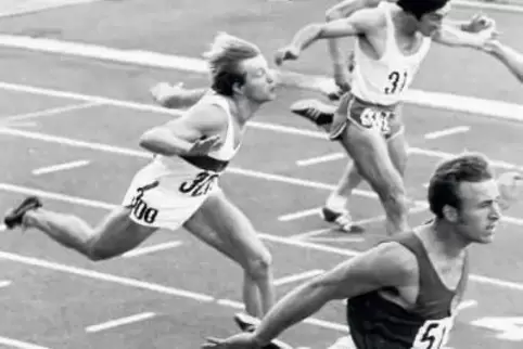 Zieleinlauf über 100 Meter bei der Leichtathletik-Europameisterschaft in Helsinki: Links Gerd Wucherer, der mit 10,5 Sekunden Zw