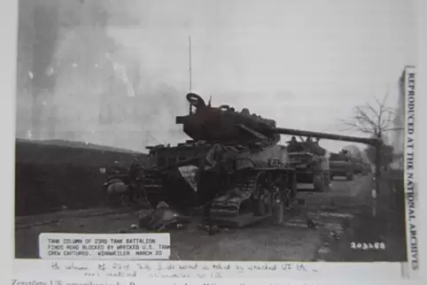Panzer zwischen Winnweiler und Lohnsfeld am 20. März 1945. Das Foto der US-Streitkräfte ist dem Buch „Das Ende des Zweiten Weltk