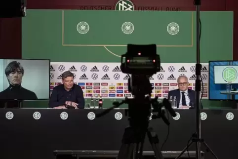 Bundestrainer Joachim Löw (links), DFB-Präsident Fritz Keller (Zweiter von rechts) und DFB-Direktor Oliver Bierhoff (rechts) bei