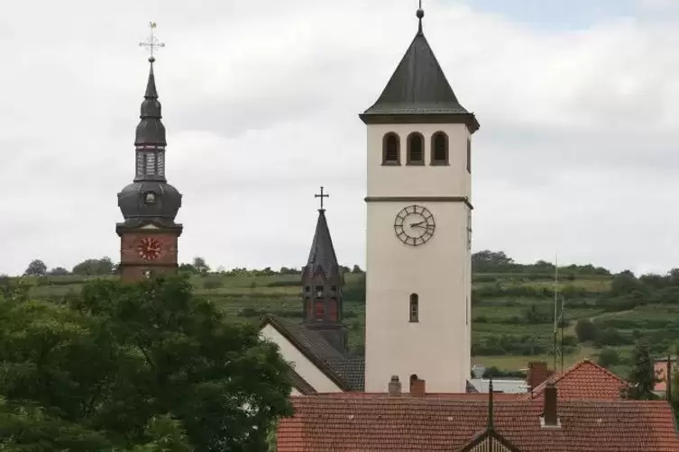 Die evangelische Martinskirche (links) und die katholische Peterskirche in Grünstadt: öffentliche Gottesdienste dürfen nicht nur