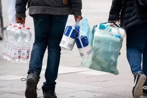 Einkaufsverhalten in Krisenzeiten: Älteren Menschen, die nicht mal eben in den Supermarkt gehen können, soll auch im Donnersberg
