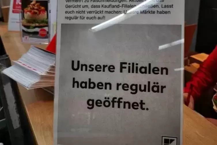 Der Kaufland-Markt beantwortet eine h&auml;ufige Kundenfrage auf einem Schild gleich am Eingang. 
