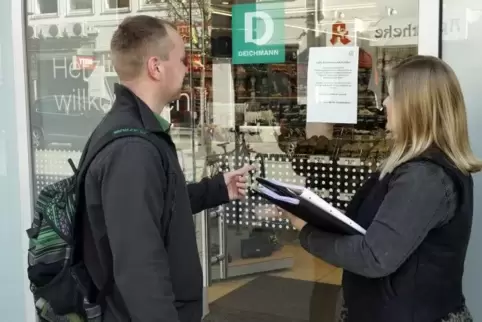 Paul Rößler vom Ordnungsamt kontrolliert mit seiner Kollegin Natalie Tröndle, ob Geschäfte, die nicht dem täglichen Bedarf diene