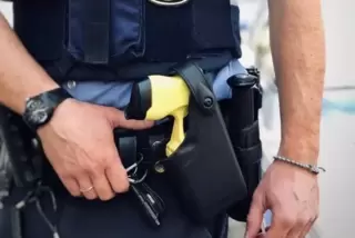 Ein Polizist mit einem Taser. 