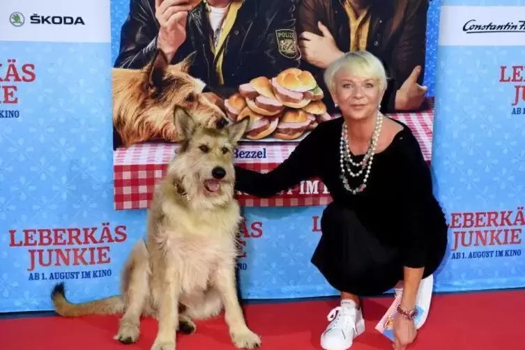 Produziert Bestseller am Flie&szlig;band: Rita Falk. Hier 2019 bei der Premiere der Verfilmung ihres Krimis &bdquo;Leberk&auml;sjunkie&ldquo;.