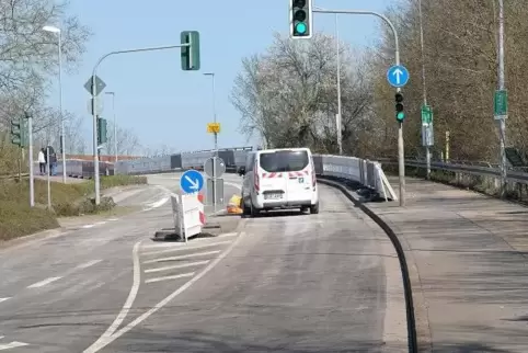 Vorerst ist auf der Brücke nur eine der beiden Fahrspuren frei. Den Verkehr regelt eine Ampel. Vorerst ist auf der Brücke nur eine der beiden Fahrspuren frei. Den Verkehr regelt eine Ampel.