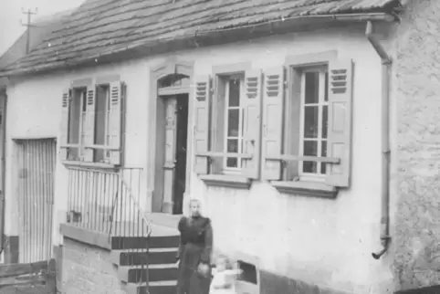In der Nachkriegszeit mussten Blindgänger entschärft werden, hier am ehemaligen Zollamt. 