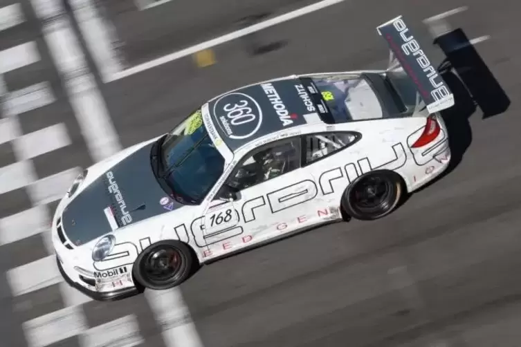 &Uuml;ber die Ziellinie: Cup-Porsche von oben.