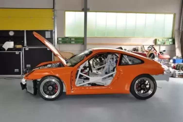 Vor dem Saisonstart: ein Rennwagen von Porsche im Rohzustand. 