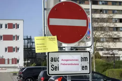 Auch Kräfte der Feuerwehr Frankenthal sorgten für geordnete Abläufe auf dem Klinikgelände.