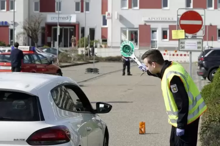 Auch Kr&auml;fte der Feuerwehr Frankenthal sorgten f&uuml;r geordnete Abl&auml;ufe auf dem Klinikgel&auml;nde.