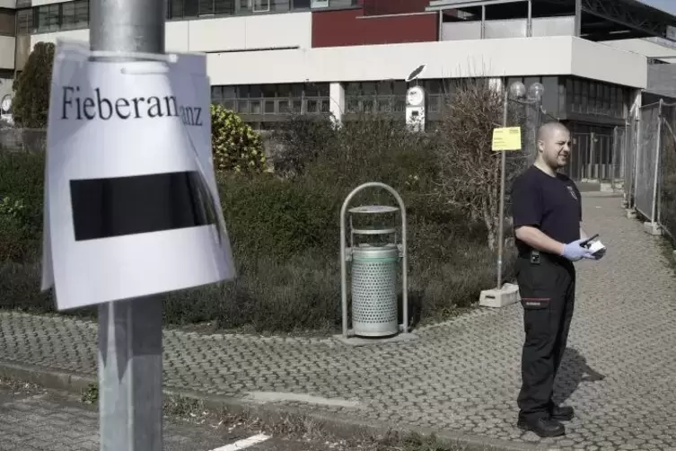 Auch Kr&auml;fte der Feuerwehr Frankenthal sorgten f&uuml;r geordnete Abl&auml;ufe auf dem Klinikgel&auml;nde.