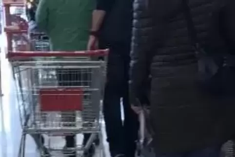 An der Supermarkt-Kasse Abstand halten: Für manche noch immer keine Selbstverständlichkeit. An der Supermarkt-Kasse Abstand halten: Für manche noch immer keine Selbstverständlichkeit.