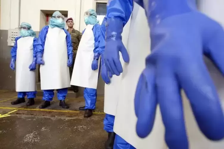Bundeswehrsoldaten in Schutzanzügen – hier bei einer Übung zur Bekämpfung der Ebola-Epidemie in Westafrika 2014.