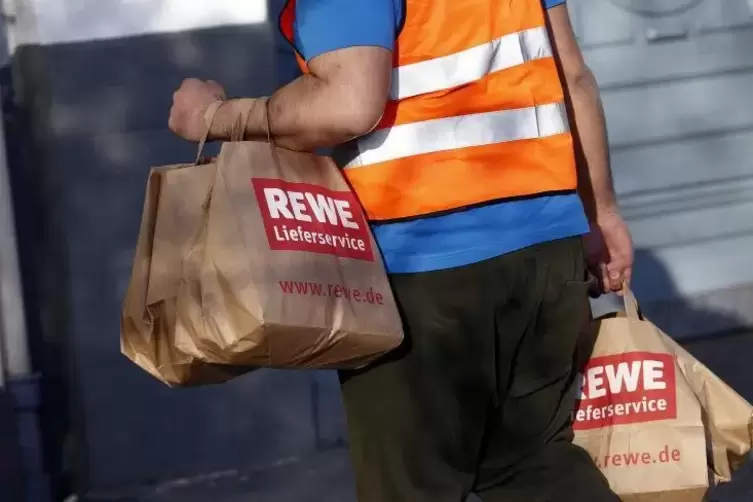 Große Handelsketten, wie Rewe, bioeten seit Längerem schon Lieferservice für online bestellte Waren. 