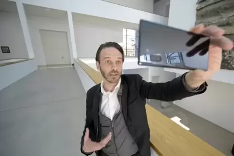 Leere Säle, gute Idee: Mannheims Museumsdirektor Johan Holten geht mit sich selbst und seiner Sammlung viral. Leere Säle, gute Idee: Mannheims Museumsdirektor Johan Holten geht mit sich selbst und seiner Sammlung viral.