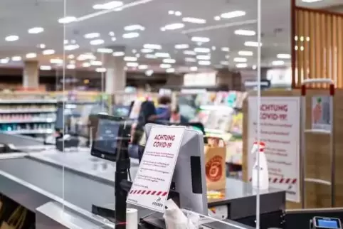 Mit Plexiglastrennwänden sollen Mitarbeiter an der Kasse vor dem Virus geschützt werden.