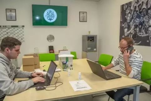 Noah Baldauf (links) und FCH-Geschäftsführer Rafael Kowollik leiten in der Club-Geschäftsstelle die Anliegen der Anrufer weiter. Noah Baldauf (links) und FCH-Geschäftsführer Rafael Kowollik leiten in der Club-Geschäftsstelle die Anliegen der Anrufer weiter.