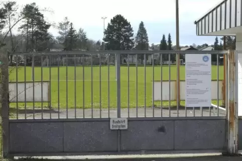 Geschlossene Plätze – wie hier auf der Schifferstadter Portheide beim FSV – betrüben die Fußballfreunde in der Pfalz.