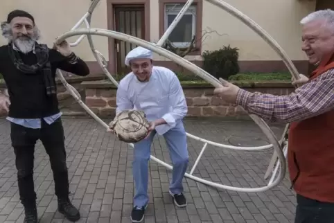 Gerüstet für die Weiterreise: Shahin (links) freut sich über das echte Rhönrad, das Gerd Häßel (rechts) vom Verein Rhönradmuseum