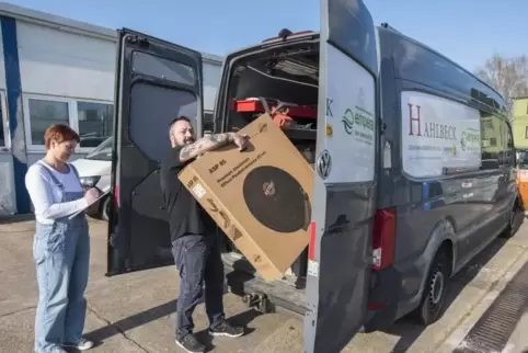 Kirsten und Stephan Hahlbeck, Inhaber einer Elektro-Gebäudetechnik-Firma, befürchten Engpässe in der Materiallieferung.