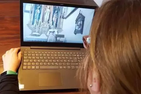 Pfarrer Dominik Geiger beim Streaming-Gottesdienst in der katholischen Kirche in Otterstadt: Zwischen 80 und 100 Leute schauen i