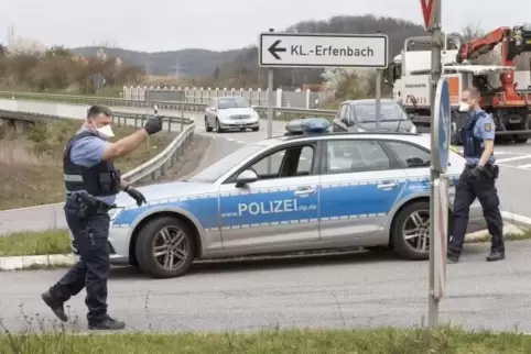 Am ersten Tag des Corona-Testcenters in Erfenbach hat die Polizei dort den Verkehr regeln müssen.