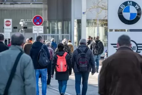 BMW und andere Autohersteller stellen die Produktion wegen der Corona-Krise ein.