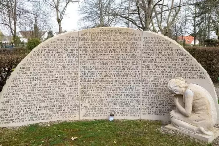 234 Namen stehen auf dem Gedenkstein, der auf dem Waldfriedhof in Limburgerhof an die Opfer des Weltkriegs aus dem Ort erinnert.