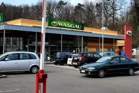 Die Schwätzchen auf dem Wasgau-Parkplatz gab es gestern Morgen nicht mehr. Gut besucht war der Supermarkt in Waldfischbach aber 
