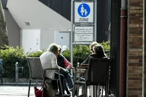 Ab Samstag nicht mehr erlaubt: der gemütliche Plausch auf den Stühlen vor einer Bäckerei.