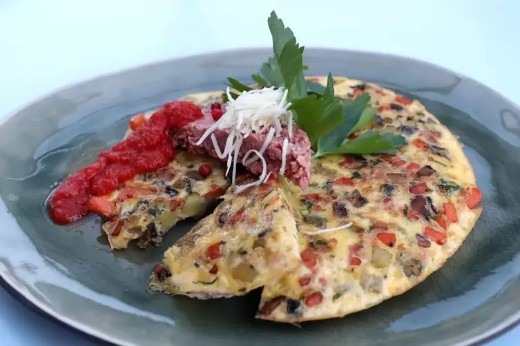 Frittata mit Corned Beef und Gem&uuml;se. Das Fleisch kann dazu gereicht werden oder mit rein ins Omelett. Die Brutzel-Version ist zu