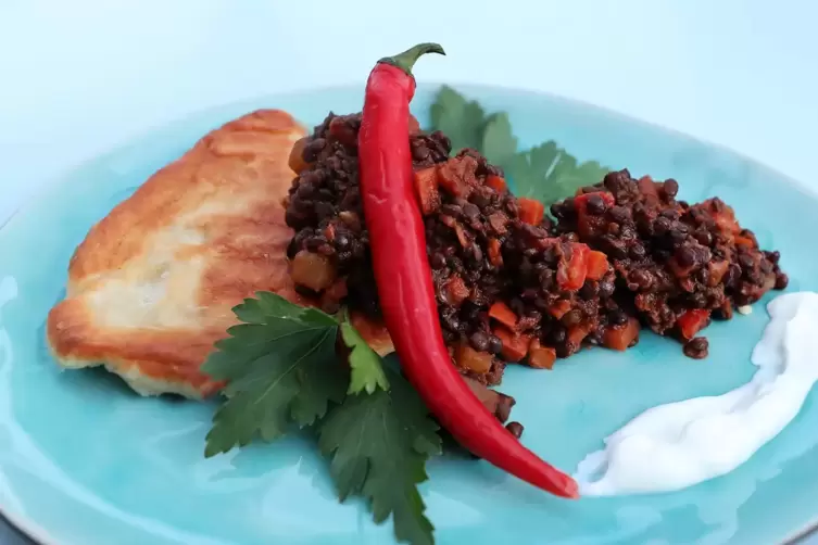 Das Gem&uuml;se-Linsen-Curry ist au&szlig;erordentlich vielseitig, was das Gr&uuml;nzeug anbelangt. Da passt fast alles. Erst recht zum Naan-Bro