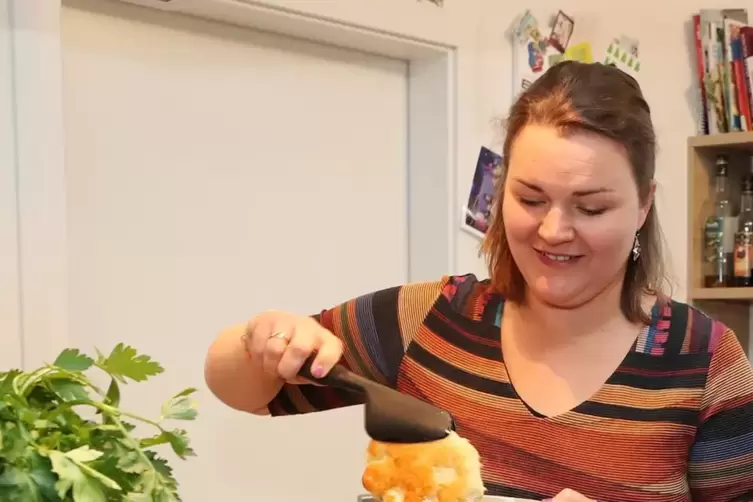 Jule Dreyer hat gerade das Naan-Brot in die Pfanne gehauen und angebraten. Einmal gewendet &ndash; fertig. Mmh.