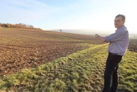 Bürgermeister Thomas Mattern zeigt das Neubaugebiet „In den Bohngärten“. Wer fachgerecht baut, braucht Radon nicht zu fürchten. 