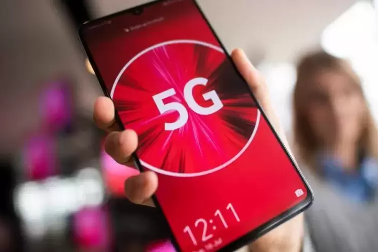 Wegen der noch geringen 5G-Abdeckung rät die Stiftung Warentest davon ab, sich jetzt schon für ein 5G-Smartphone zu entscheiden.