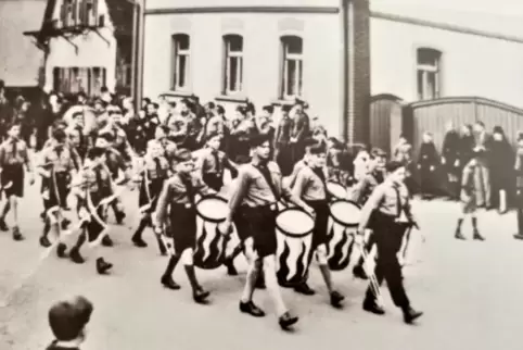 Ein zerstörter Tabakschuppen in Hanhofen nach Beschuss durch die Amerikaner 1945: Fotografiert hat ihn der damals 14-jährige Edg