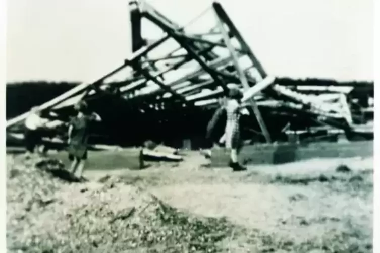 Ein zerst&ouml;rter Tabakschuppen in Hanhofen nach Beschuss durch die Amerikaner 1945: Fotografiert hat ihn der damals 14-j&auml;hrige Edg