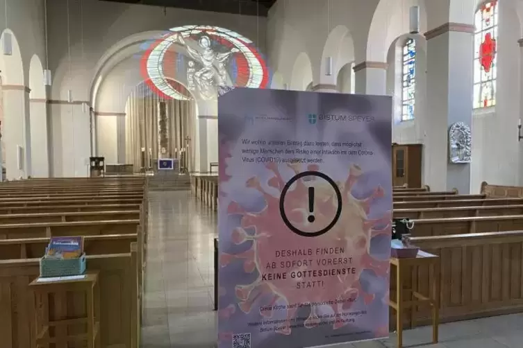 Leere Bänke: Auch in der katholischen Kirche in Queichheim gibt es wegen der Corona-Krise aktuell keine Gottesdienste. 