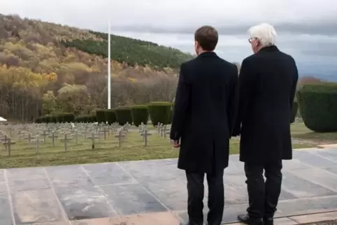 Damit es nicht bei Rückblicken bleibt: Die Präsidentenkollegen Macron (Frankreich) und Steinmeier (Deutschland) bei einer Gedenk