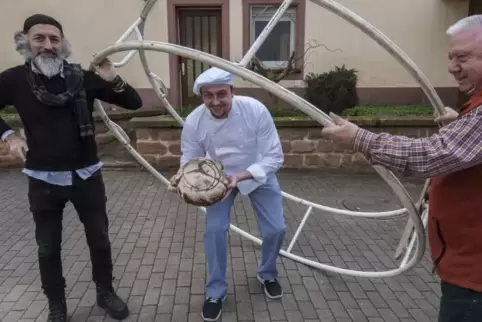 Gerüstet für die Weiterreise: Shahin (links) freut sich über das echte Rhönrad, das Gerd Häßel (rechts) vom Verein Rhönradmuseum