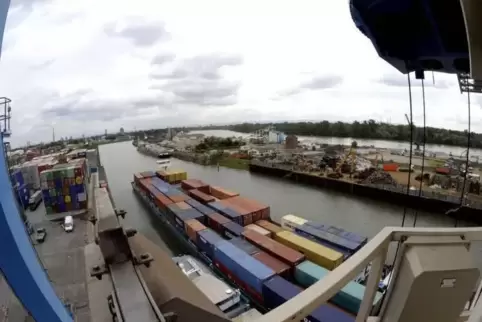 Das Containerterminal im Kaiserwörthhafen. 