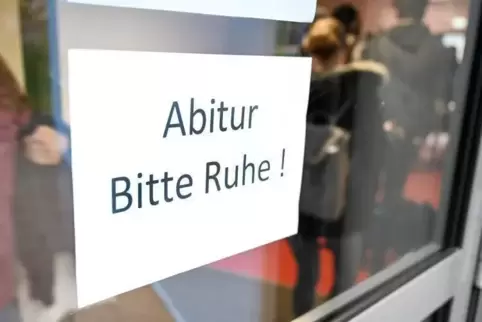 Kein Händedruck zum Zeugnis, keine Reise, kein Studentenjob: Die Corona-Pandemie zerstört dem Abi-Jahrgang 2020 seine Pläne. 