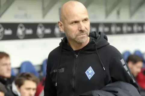 Trainer ohne richtiges Team,ohne echte Aufgabe und ohne Spiele: Bernhard Trares.