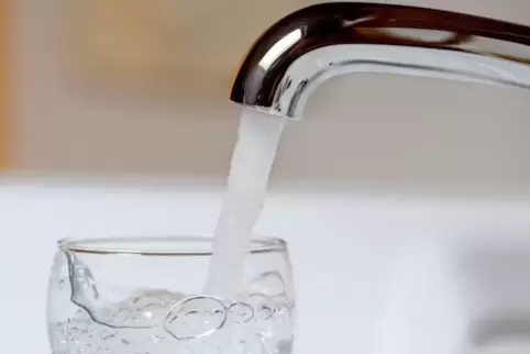 Geschäfte sollen darauf hinweisen, wenn man bei ihnen Wasser zapfen darf.