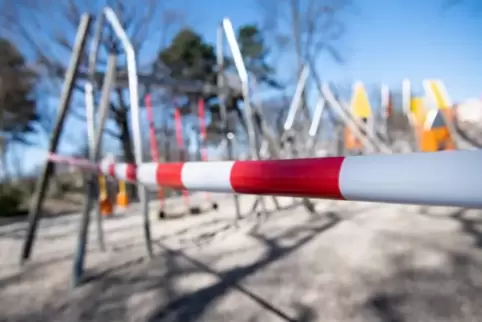 Spielplätze sind im ganzen Land gesperrt. 
