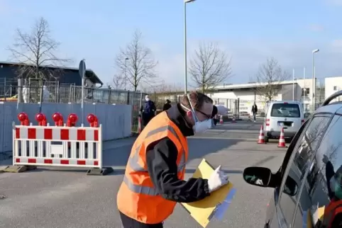 Zum Corona-Testzentrum in Höhfröschen wird nur vorgelassen, wer auf der Liste der zu testenden Personen steht.