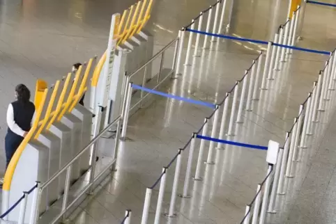 Stillstand an den Flughäfen. Nach der weltweiten Reisewarnung des Auswärtigen Amtes müssen Pauschalreisen in der nächsten Zeit n