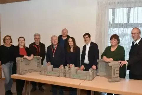 Noch sind die Kisten leer: Im Flur des katholischen Pfarrheims St. Michael sollen die Lebensmittel ausgegeben werden. Das Leitun